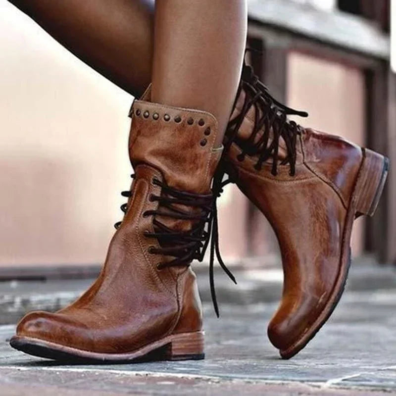 Yolanda | botas de media caña con cordones atrás y tachuelas