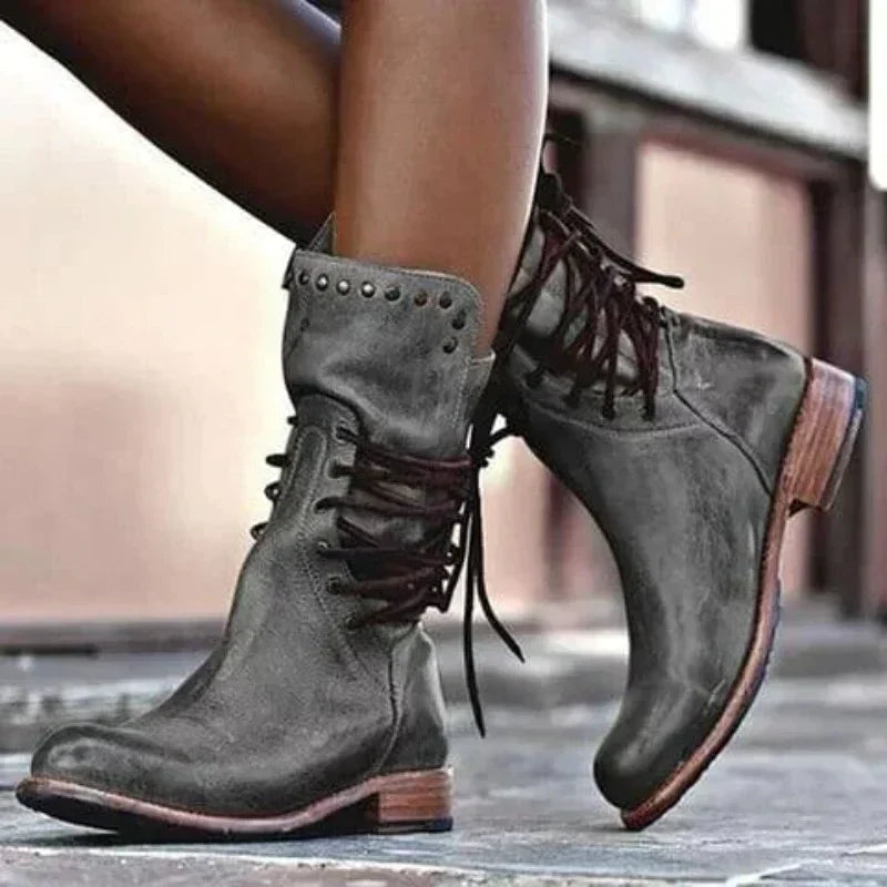 Yolanda | botas de media caña con cordones atrás y tachuelas