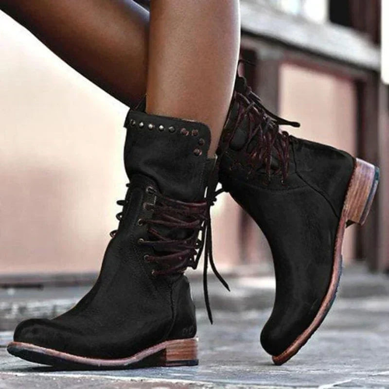 Yolanda | botas de media caña con cordones atrás y tachuelas
