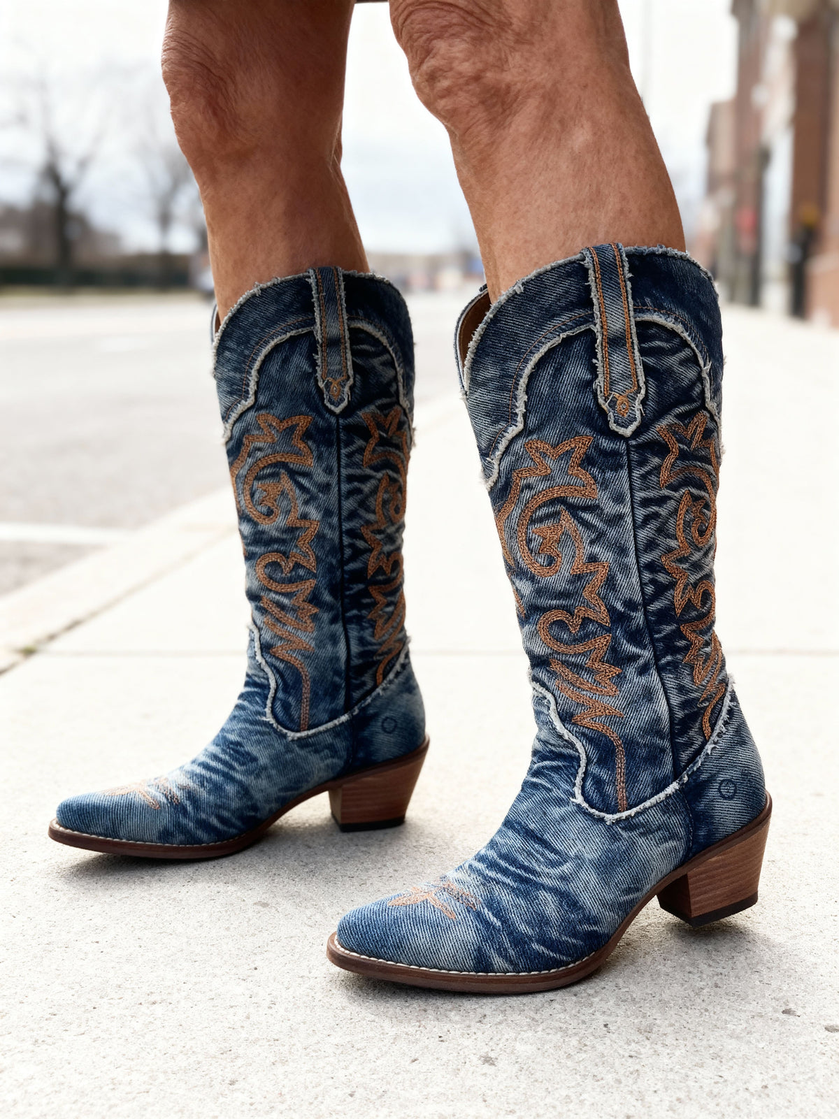 Pilar | botas camperas con costuras decorativas y look vaquero