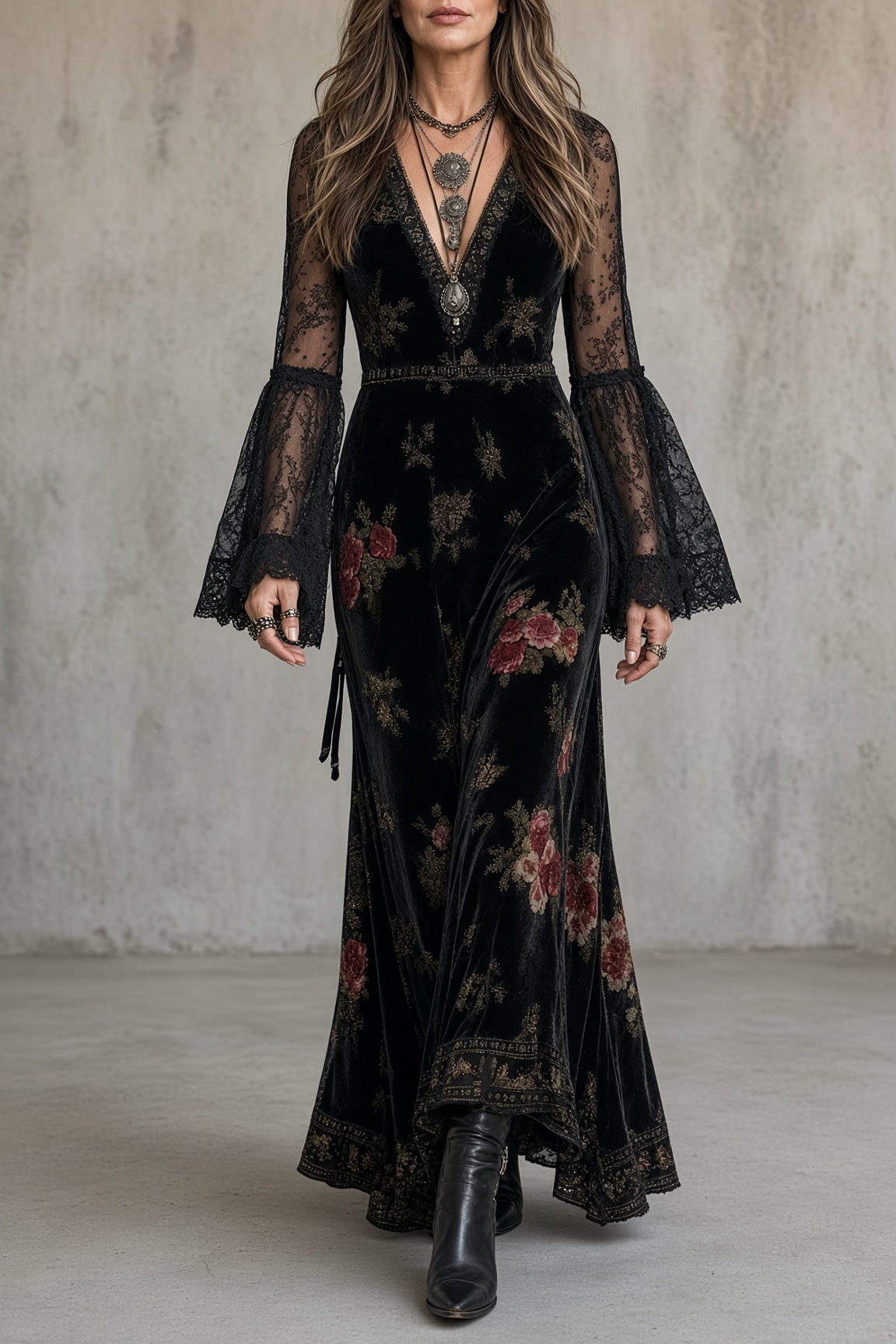 Amparo | vestido largo negro con estampado floral y mangas transparentes