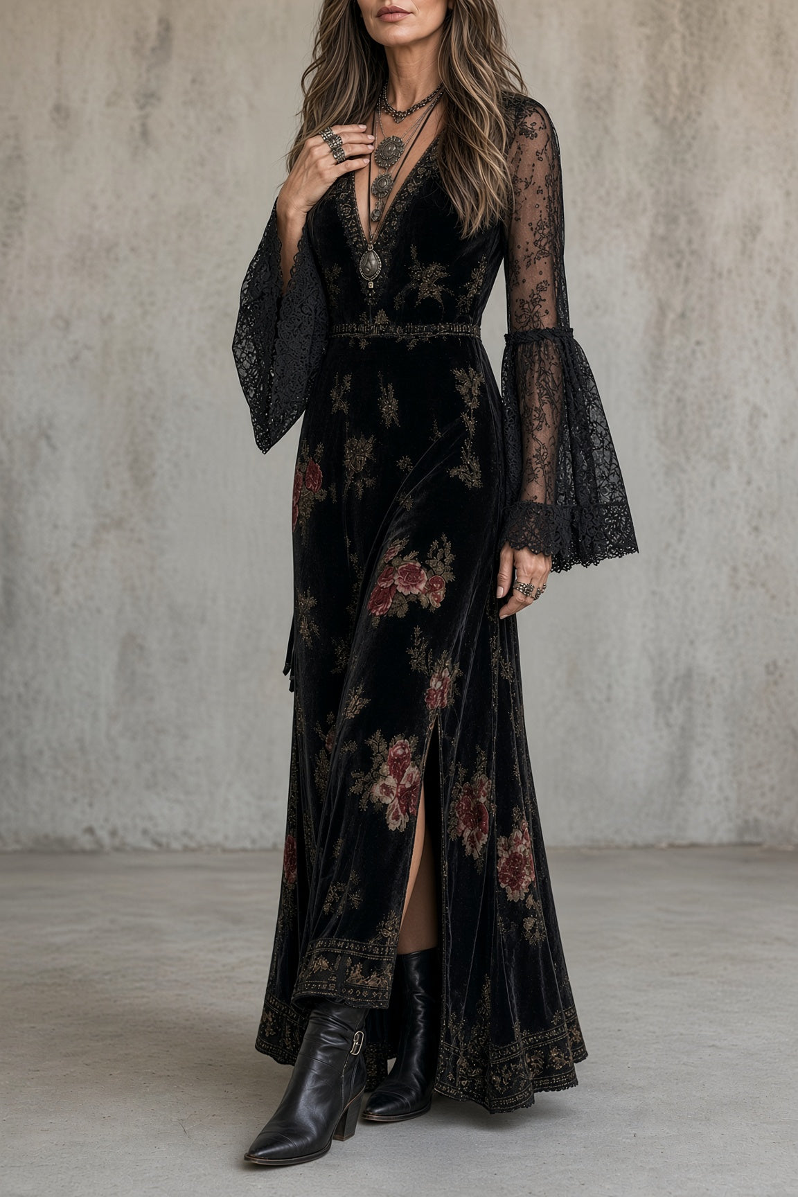 Amparo | vestido largo negro con estampado floral y mangas transparentes