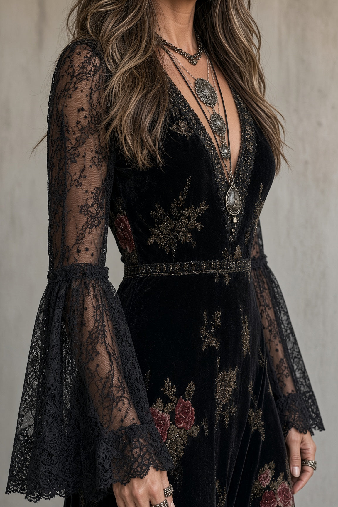 Amparo | vestido largo negro con estampado floral y mangas transparentes