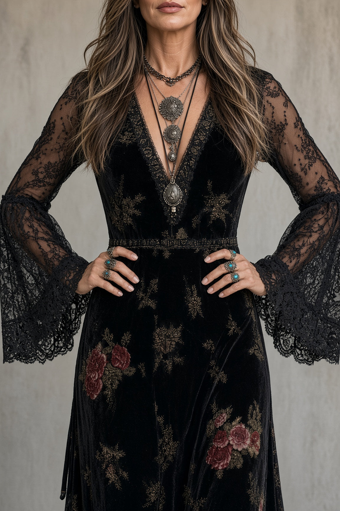Amparo | vestido largo negro con estampado floral y mangas transparentes