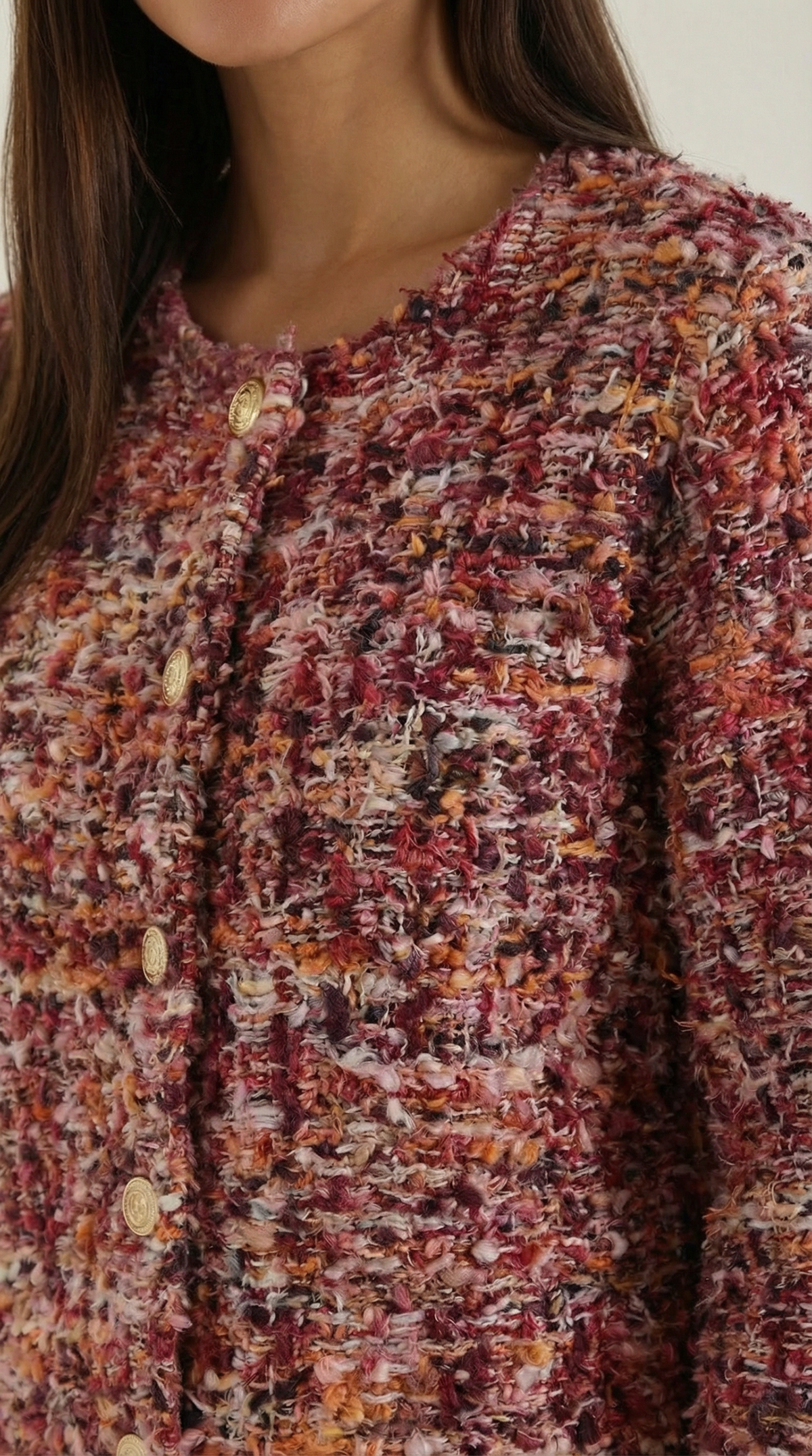 Julia | chaqueta corta con botones dorados y bordes deshilachados